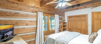 Tucked Away- Cabin, Pet Friendly, Hot Tub, Wood Fireplace. Fire-pit, Covered Por