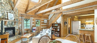 Tucked Away- Cabin, Pet Friendly, Hot Tub, Wood Fireplace. Fire-pit, Covered Por