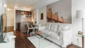 Deluxe-Zimmer, Balkon, Stadtblick | Wohnbereich