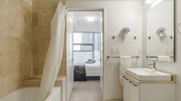 Habitación Deluxe, balcón, vistas a la ciudad | Baño