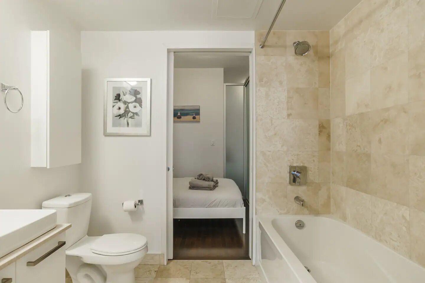 Ein Badezimmer mit Toilette, Bidet und Badewanne.