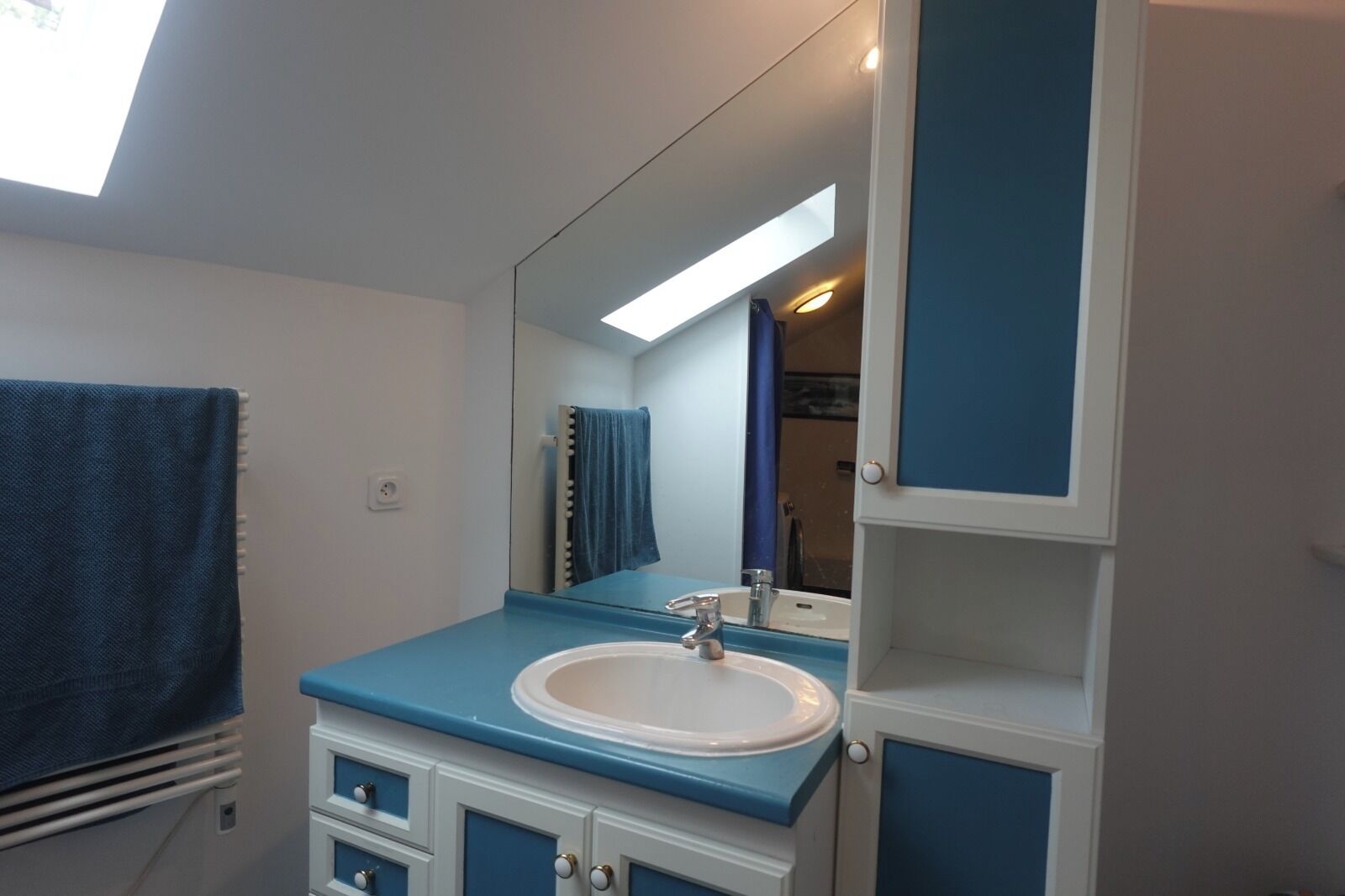 Douche, sèche-cheveux, serviettes fournies, savon