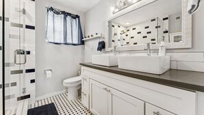 Unclassified image, 5 of 25, button - Bright 1BR + Sofa Bed & Wi-Fi (Phoenix)