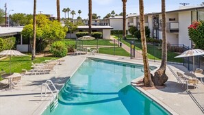 Unclassified image, 2 of 25, button - Bright 1BR + Sofa Bed & Wi-Fi (Phoenix)