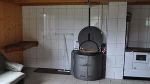 A compact kitchen with a stove, a sink, and a refrigerator. - Sennhütte Gibeli Hütte, Bad, WC, 4 oder mehr Schlafräume Sennhütte by Interhome (Frutigen)