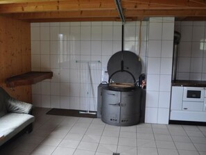 Eine kleine Küche mit Herd, Spüle und Kühlschrank.