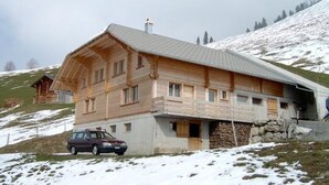 A wooden chalet with a sloped roof, situated on a snow-covered hillside. - Sennhütte Gibeli Hütte, Bad, WC, 4 oder mehr Schlafräume Sennhütte by Interhome (Frutigen)