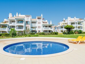 Ein Resort mit Swimmingpool, mehreren Balkonen und blauem Himmel.
