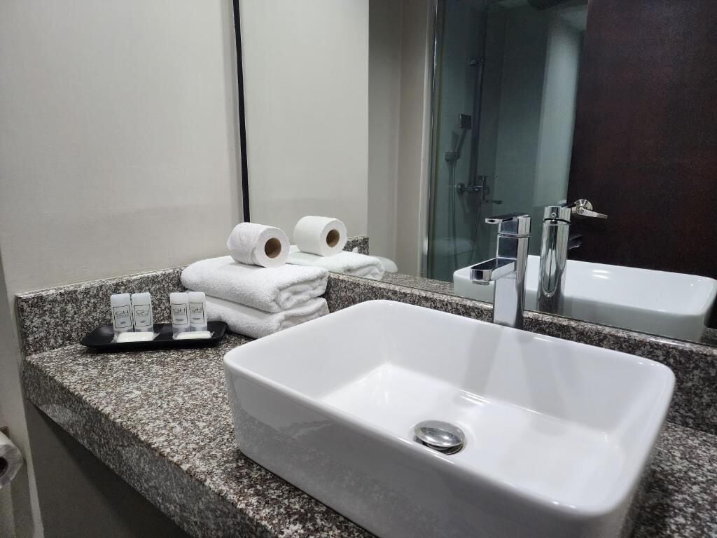 Combined shower/tub, hair dryer, towels