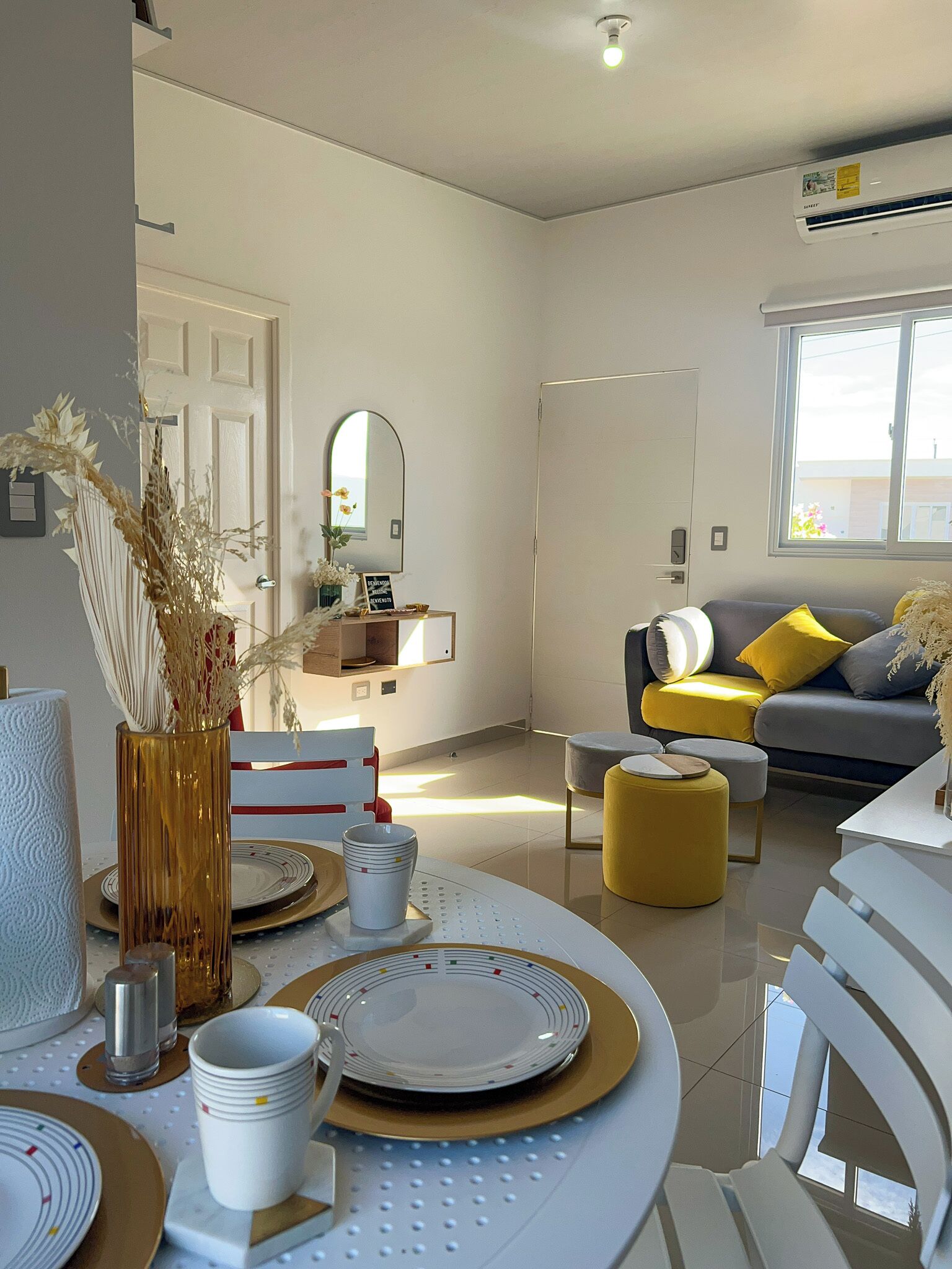 Un salon moderne comprenant un coin repas, un canapé et une table basse.