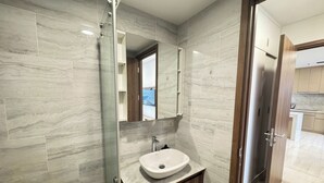 Een douche, een haardroger, handdoeken, zeep