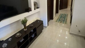 Interior - Spacious 3BR Amman Stay with Balcony & Free Parking (Amman)