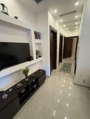 Interior - Spacious 3BR Amman Stay with Balcony & Free Parking (Amman)