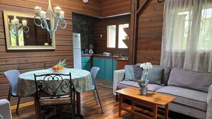 Cabaña, 3 habitaciones, con acceso para personas discapacitadas, balcón | Comedor