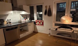 Kaffe- och tebryggare, kylskåp, mikrovågsugn och ugn
