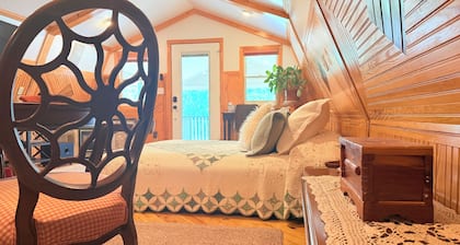 Doc & Amy’s Cozy Nook 1-bedroom studio in soothing Prosperity with AC and gym