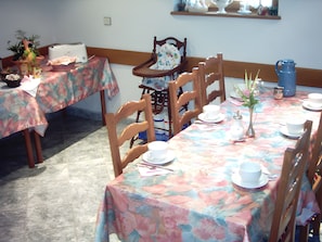 Dining - Bed and Breakfast 'Chambre Les Coquelicots' with Shared Terrace and Wi-Fi (Seebach)