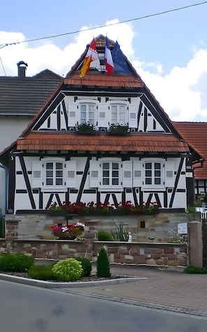 Exterior - Bed and Breakfast 'Chambre Les Coquelicots' with Shared Terrace and Wi-Fi (Seebach)