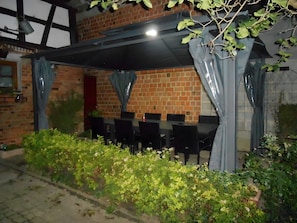 Outdoor dining - Bed and Breakfast 'Chambre Les Coquelicots' with Shared Terrace and Wi-Fi (Seebach)