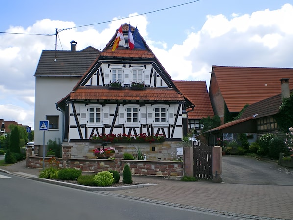 Exterior - Bed and Breakfast 'Chambre Les Coquelicots' with Shared Terrace and Wi-Fi (Seebach)