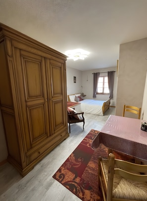 Room - Bed and Breakfast 'Chambre Les Coquelicots' with Shared Terrace and Wi-Fi (Seebach)