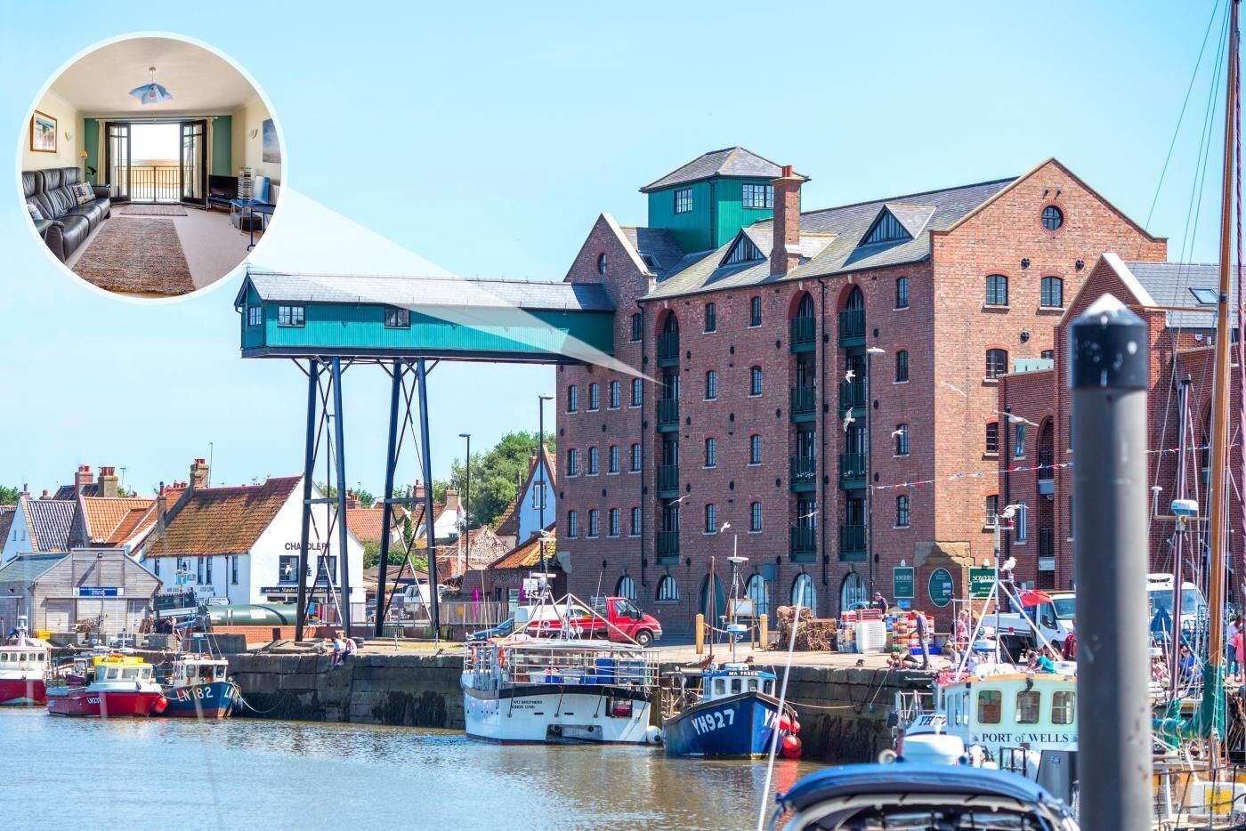 Ein Hafen mit Booten, ein großes Backsteingebäude und eine blaue Konstruktion.