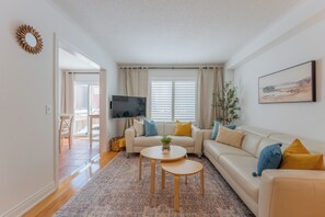 Living area - 5BR Paris Home | 6 Beds | Backyard | Basketball (Brant)