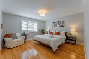 Room - 5BR Paris Home | 6 Beds | Backyard | Basketball (Brant)