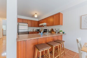 Private kitchen - 5BR Paris Home | 6 Beds | Backyard | Basketball (Brant)