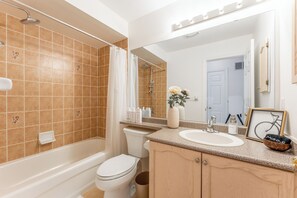 Bathroom - 5BR Paris Home | 6 Beds | Backyard | Basketball (Brant)