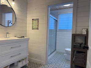 Shower, towels, shampoo - The Shoal Tickle House (Twillingate)