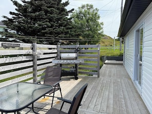 Outdoor dining - The Shoal Tickle House (Twillingate)