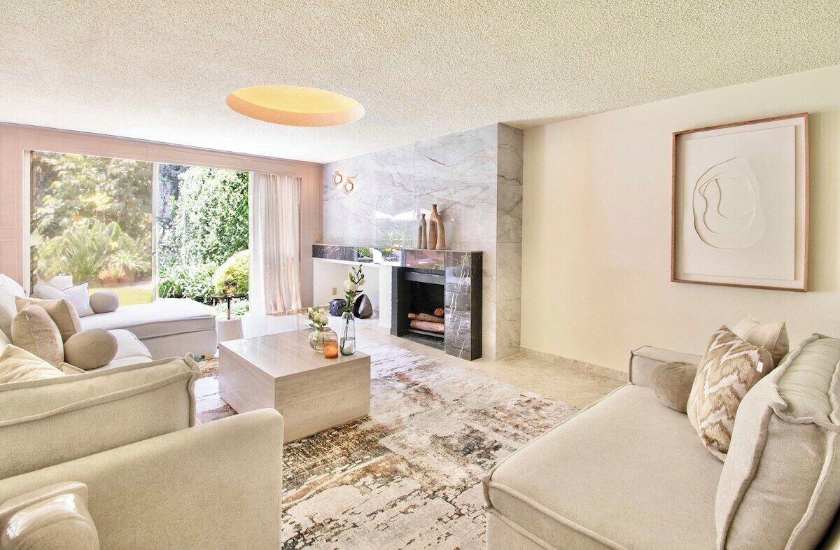 Uma sala de estar moderna com lareira, uma janela ampla e design minimalista.
