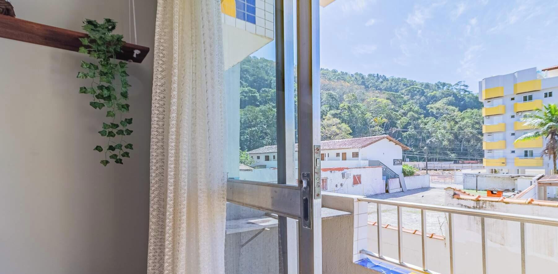 Ein Balkon mit Blick auf eine Hügel- und Bauenlandschaft.