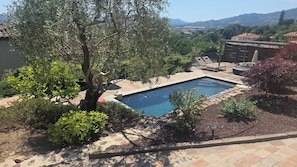A swimming pool surrounded by trees and a wooden deck. - Chic House with a Pool in Cannes (Cannes)