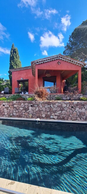A red building with a pool in front. - Chic House with a Pool in Cannes (Cannes)