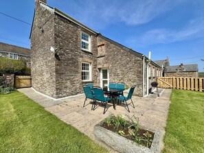 A stone building with a patio area, outdoor seating, and a garden bed. - 2 Bed in St. Issey (oc-m31992) (Tredinnick)