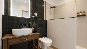 Habitación estándar doble | Baño | Ducha, artículos de higiene personal gratuitos y secador de pelo