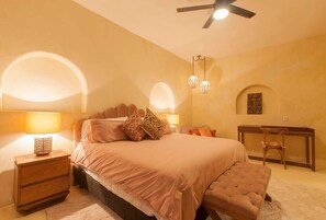 Ein Schlafzimmer mit Bett, Nachttischen, Schreibtisch und Stuhl.