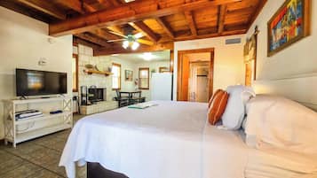 Studio, 1 King Bed, Fireplace, Garden View (Stonewall)