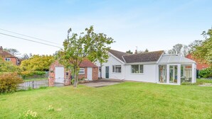 A residential property with a detached house, a conservatory, and a well-maintained lawn. - 3 Bed in Sloothby (oc-i42705) (Sloothby)