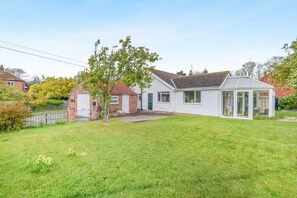 A residential property with a detached house, a conservatory, and a well-maintained lawn. - 3 Bed in Sloothby (oc-i42705) (Sloothby)