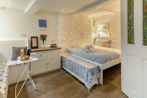 A cozy bedroom with a bed, bedside table, and a small desk with a chair. - 3 Bed in St. Ives (oc-d42669) (St Ives)