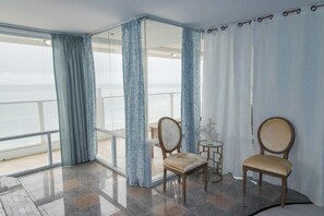 Habitació amb vista al mar, un balcó amb barana i dues cadires.