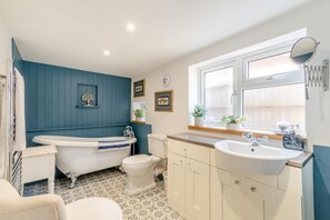 A bathroom with a bathtub, toilet, and sink. - 2 Bed in Partney (oc-v44757) (Partney)