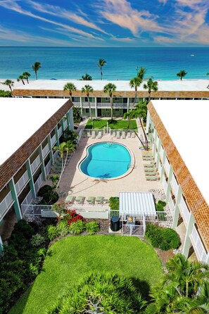 Ein Hotel mit Pool, Meerblick und Garten.