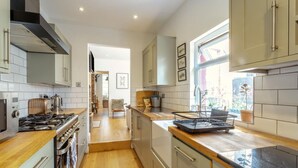 A modern kitchen with a central island, stainless steel appliances, and a view to the outside. - 2 Bed in Stamford (oc-m45276) (Stamford)