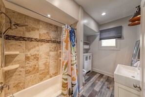 Bathroom - Charming Home Near Michigan Stadium, (Ann Arbor)