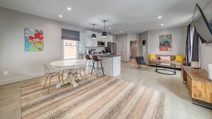 Un interior moderno con comedor, cocina y sala de estar.