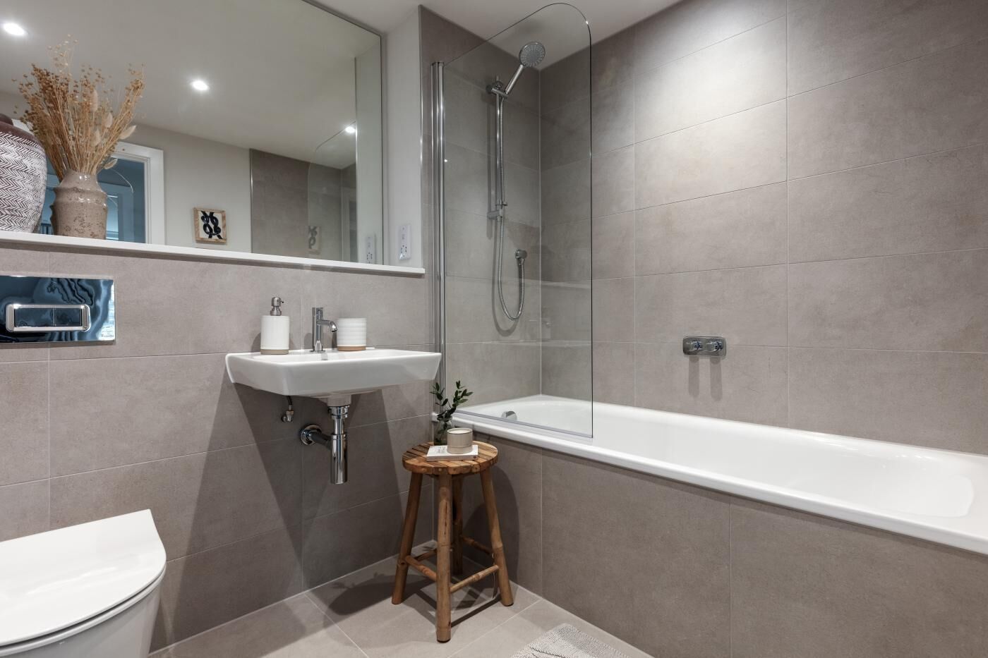 Une salle de bain moderne équipée d’une douche, de toilettes et d’un lavabo.